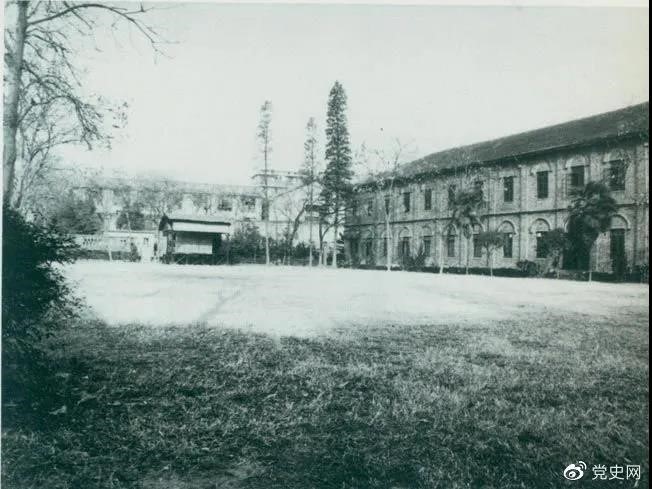 　　1927年3月18日，毛澤東出席在武昌舉行的河南武裝農(nóng)民代表大會(huì)，并作湖南農(nóng)運(yùn)狀況報(bào)告。圖為大會(huì)會(huì)場(chǎng)——武昌農(nóng)講所大操場(chǎng)。