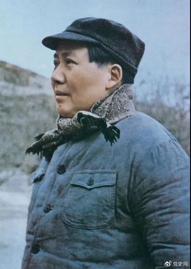 　　1947年3月18日，中共中央機(jī)關(guān)主動(dòng)撤離延安。毛澤東和周恩來(lái)、任弼時(shí)等繼續(xù)留在陜北，指揮全國(guó)人民解放戰(zhàn)爭(zhēng)。這是轉(zhuǎn)戰(zhàn)陜北前夕的毛澤東。